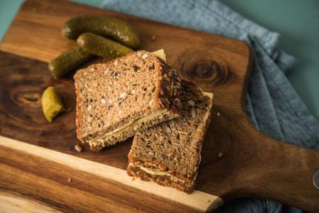 Fixes Frühstück: Vollkornbrot mit Käse, Senf und Cornichons. 