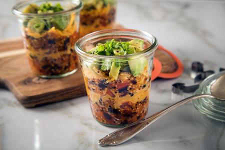 Plötzlicher Hunger? Dann ist eine vorbereitete, gesunde Mahlzeit im Kühlschrank Gold wert - wie diese Gemüsepfanne mit Quinoa. 