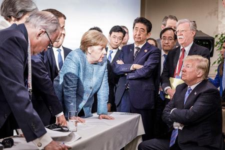 Dieses von der Bundesregierung verbreitete Bild des Fotografen Jesco Denzel wurde damals in sozialen Netzwerken viel kommentiert. (Archivbild) Dieses von der Bundesregierung verbreitete Bild des Fotografen Jesco Denzel wurde damals in sozialen Netzwerken viel kommentiert. (Archivbild)