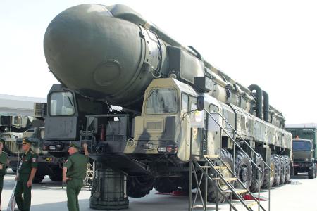 Eine mit Atomsprengköpfen bestückbare Interkontinentalrakete wird auf einer Rüstungsmesse in Moskau präsentiert. (Archivbild)