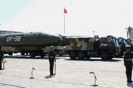 Chinesische Militärfahrzeuge mit Atomraketen während einer Parade in Peking. (Archivbild)