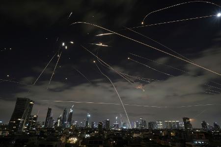 Schläge gegen Irans Machtapparat - Raketen auf Israel