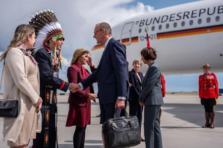 Steven Crowchild von der indigenen Tsuut’ina Nation begrüßte Kanzler Friedrich Merz in Calgary. Steven Crowchild von der indigenen Tsuut’ina Nation begrüßte Kanzler Friedrich Merz in Calgary.
