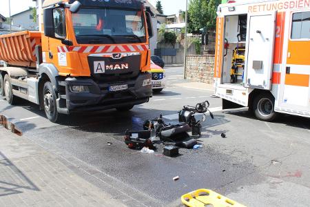 Unfallstelle Moltkestraße nach Kollision Lkw/Krankenfahrstuhl Unfallstelle Moltkestraße nach Kollision Lkw/Krankenfahrstuhl