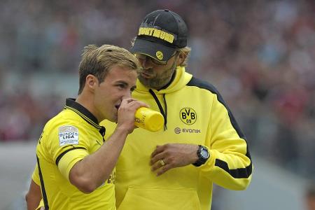 'Götze ist der Wunschspieler von Guardiola. Wenn jemand Schuld trägt, dann wohl ich. Aber ich kann mich leider nicht 15 Zentimeter kleiner machen, spanisch lernen und Tiki-Taka spielen lassen statt wildes Umschaltspiel' (Klopp über den Wechsel von Mario Götze zu Bayern München) 'Götze ist der Wunschspieler von Guardiola. Wenn jemand Schuld trägt, dann wohl ich. Aber ich kann mich leider nicht 15 Zentimeter kleiner machen, spanisch lernen und Tiki-Taka spielen lassen statt wildes Umschaltspiel' (Klopp über den Wechsel von Mario Götze zu Bayern München)