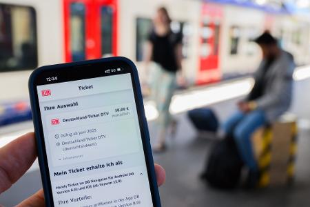 Der Preis des Deutschlandtickets stieg 2025 kräftig. (Illustration)