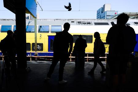 Fahrgäste stehen am Hauptbahnhof Hannover.