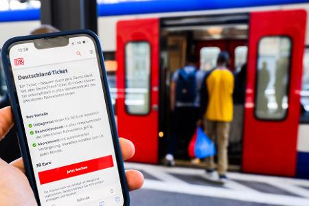 Eine Information zum Kauf des Deutschlandtickets ist auf dem Display eines Smartphones am Hauptbahnhof Hannover zu sehen. (Illustration)