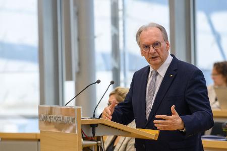 Sachsen-Anhalts Ministerpräsident Reiner Haseloff (CDU) würde nach eigenen Worten im Falle einer AfD-Regierung über einen Wegzug nachdenken Sachsen-Anhalts Ministerpräsident Reiner Haseloff (CDU) würde nach eigenen Worten im Falle einer AfD-Regierung über einen Wegzug nachdenken