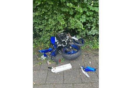 Die Suzuki wurde durch den Unfall erheblich demoliert und musste abgeschleppt werden. Die Suzuki wurde durch den Unfall erheblich demoliert und musste abgeschleppt werden.