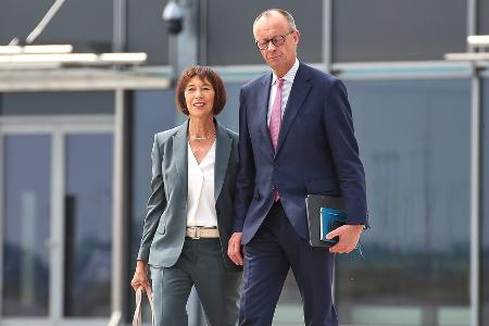 Kanzlergattin Charlotte Merz im Rampenlicht beim G7-Gipfel Kanzlergattin Charlotte Merz im Rampenlicht beim G7-Gipfel