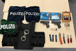 Altstadt/Stadtmitte - Mann in Polizei-T-Shirt beschimpft Polizisten - Diverse Anzeigen gefertigt