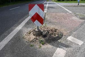 Nordhorn - Verkehrsschild bei Unfall herausgerissen und geflüchtet