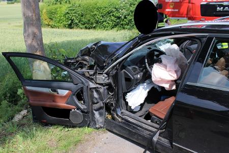 Nachdem der schwarze Mercedes frontal mit dem Baum kollidierte, musste die Tür durch die Feuerwehr entfernt werden, um den Fahrer zu befreien.
Foto: Polizei Minden-Lübbecke Nachdem der schwarze Mercedes frontal mit dem Baum kollidierte, musste die Tür durch die Feuerwehr entfernt werden, um den Fahrer zu befreien.
Foto: Polizei Minden-Lübbecke