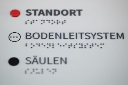 Öffentliche Gebäude sind häufig mit Informationen in Brailleschrift ausgestattet - wie hier in Dresden.