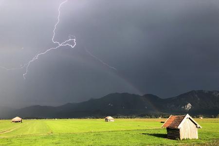 Bei Bergwanderungen sind Gewitter eine besonders große Gefahr. (Symbolbild) Bei Bergwanderungen sind Gewitter eine besonders große Gefahr. (Symbolbild)