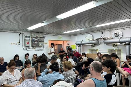 Während der Iran Raketen auf Israel abfeuert, suchen die Menschen in Tel Aviv Schutz in einem Bunker.
