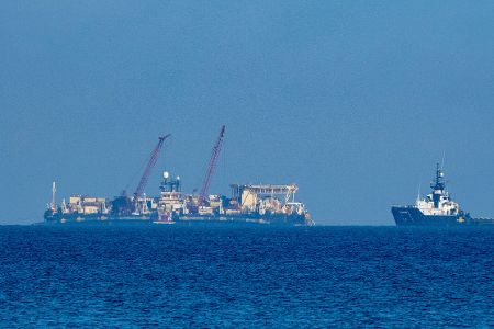 Zwei Bauschiffe auf dem Meer