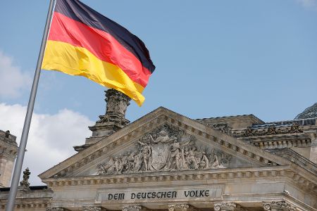 Deutsche Flagge vor Reichstag in Berlin