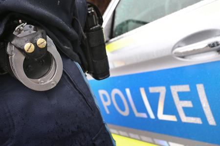 Bei einem Einsatz in Schwerin sind Polizeibeamte angegriffen und verletzt worden. (Symbolbild) Bei einem Einsatz in Schwerin sind Polizeibeamte angegriffen und verletzt worden. (Symbolbild)