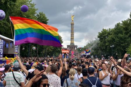 Der Christopher Street Day ist in Berlin ein Großevent - diesmal ohne das Regenbogennetzwerk der Bundestagsverwaltung. (Archivbild) Der Christopher Street Day ist in Berlin ein Großevent - diesmal ohne das Regenbogennetzwerk der Bundestagsverwaltung. (Archivbild)