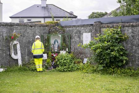 In Irland hat die Suche nach fast 800 Baby- und Kinderleichen begonnen. In Irland hat die Suche nach fast 800 Baby- und Kinderleichen begonnen.