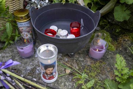 Viele Menschen trauerten um die Babys und Kleinkinder, die wie Müll entsorgt wurden.