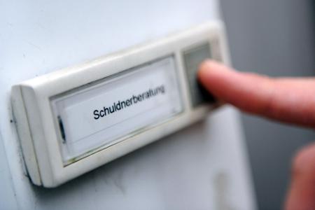 Menschen, die Hilfe einer Schuldnerberatungsstelle in Anspruch nahmen, waren 2024 durchschnittlich mit 32.976 Euro verschuldet (Symbolbild)