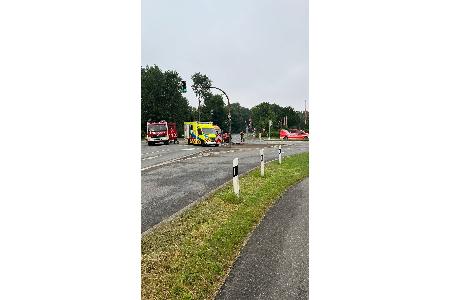 Bild der Einsatzstelle an der Kreuzung Blinkstraße / Bremerhavener Straße
Foto: Ortsfeuerwehr Spaden Bild der Einsatzstelle an der Kreuzung Blinkstraße / Bremerhavener Straße
Foto: Ortsfeuerwehr Spaden
