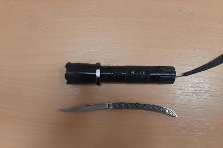 Der Elektroschock sowie das Taschenmesser wurden Dienstagmorgen bei der Luftsicherheitskontrolle am Bremer Flughafen aufgefunden. Der Elektroschock sowie das Taschenmesser wurden Dienstagmorgen bei der Luftsicherheitskontrolle am Bremer Flughafen aufgefunden.