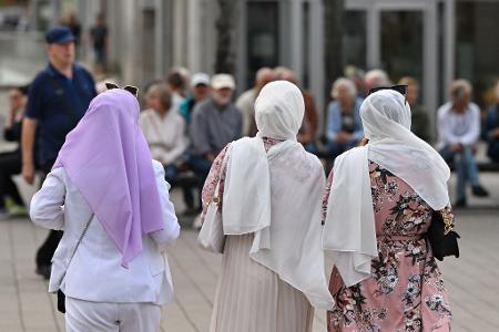 Frauen, die Kopftuch tragen, werden besonders häufig zur Zielscheibe. (Symbolbild) Frauen, die Kopftuch tragen, werden besonders häufig zur Zielscheibe. (Symbolbild)