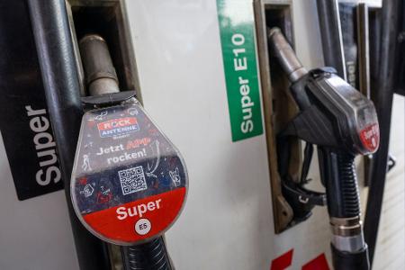 Autofahrer spüren bereits teurere Spritpreise an den Tankstellen. (Archivbild)