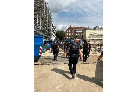In Rheine eskortierte der Zoll die Bauarbeiter ohne Aufenthaltserlaubnis zum Ausländeramt. In Rheine eskortierte der Zoll die Bauarbeiter ohne Aufenthaltserlaubnis zum Ausländeramt.