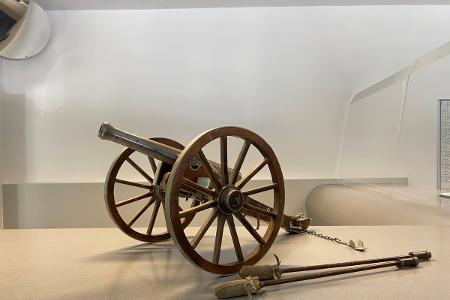 Diese Mini-Kanone wurde auf der Wache abgegeben. Diese Mini-Kanone wurde auf der Wache abgegeben.