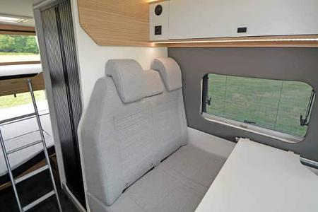 Pilote Campingbus Vega V 630 S, Sitzgruppe, Flur, Stockbett