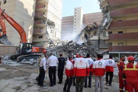 Rettungskräfte versuchen, Überlebende nach einem israelischen Angriff auf Teheran zu finden. 
