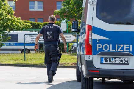 Aus der Justizvollzugsanstalt in Bielefeld-Senne ist ein Straftäter verschwunden.