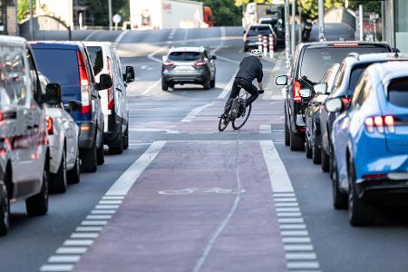 Eigene Fahrradstreifen können auch zwischen Fahrbahnen liegen. (Archivbild) 