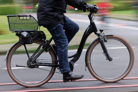 Schnellere Pedelecs mit E-Antrieb sind in mehr Unfälle verwickelt. (Archivbild)