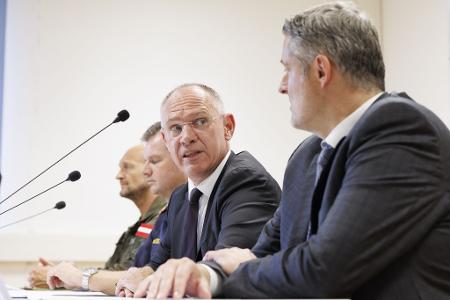 Österreichs Innenminister informierte mit Ermittlern über die bisherigen Erkenntnisse. Österreichs Innenminister informierte mit Ermittlern über die bisherigen Erkenntnisse.