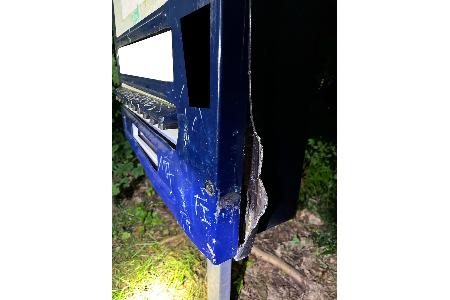 Hebelspuren am angegangenen Automaten.
Foto: Polizei Minden-Lübbecke Hebelspuren am angegangenen Automaten.
Foto: Polizei Minden-Lübbecke