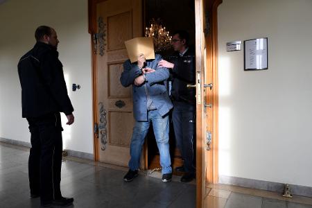 Weil er drei Menschen getötet hat, wurde der Mann zu lebenslanger Haft verurteilt. (Archivbild) Weil er drei Menschen getötet hat, wurde der Mann zu lebenslanger Haft verurteilt. (Archivbild)