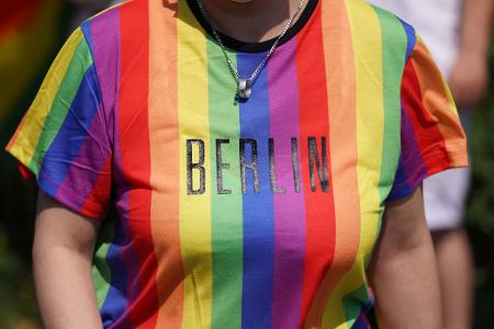 Darf das Regenbogennetzwerk des Bundestags am Christopher Street Day in Berlin teilnehmen? Darüber wird in scharfen Worten gestritten. (Archivbild) Darf das Regenbogennetzwerk des Bundestags am Christopher Street Day in Berlin teilnehmen? Darüber wird in scharfen Worten gestritten. (Archivbild)