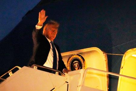 Am späten Montagabend (Ortszeit) stieg Trump an Bord der Air Force One - und teilte dann gegen Macron aus.