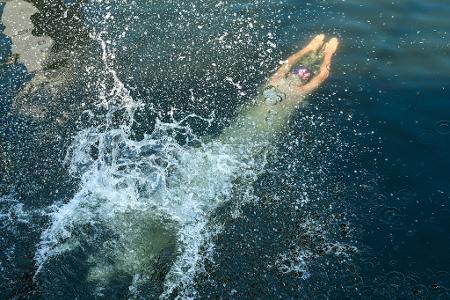Nassforscher Protest: Ein Teilnehmer einer Schwimmdemo gegen das Badeverbot in der Spree in Berlin springt ins Wasser der Spree.