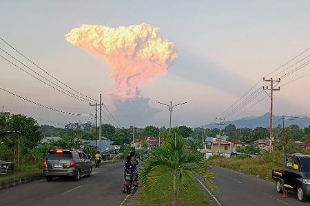 Rauch und vulkanisches Material steigen während eines Ausbruchs vom Vulkan Lewotobi Laki-laki in Indonesien auf.