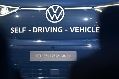 Nach VW-Angaben ist es das erste voll autonom fahrende Serienfahrzeug aus europäischer Produktion.