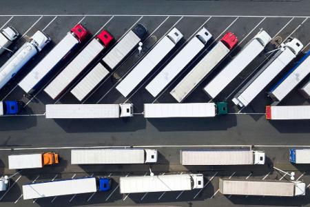 Wer als Lkw-Fahrer oder -Fahrerin einen Parkplatz sucht, ist oft gezwungen, an ungeeigneten Stellen zu halten. (Symbolbild) Wer als Lkw-Fahrer oder -Fahrerin einen Parkplatz sucht, ist oft gezwungen, an ungeeigneten Stellen zu halten. (Symbolbild)