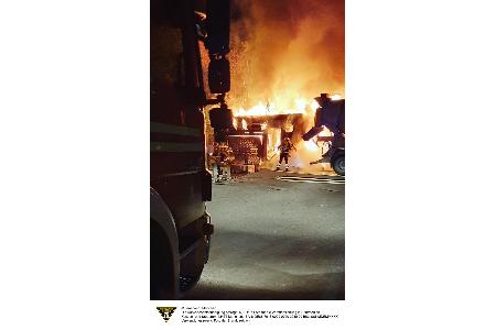 Einsatzkräfte der Feuerwehr München bei einem Brandeinsatz auf einem Betriebsgelände. Einsatzkräfte der Feuerwehr München bei einem Brandeinsatz auf einem Betriebsgelände.