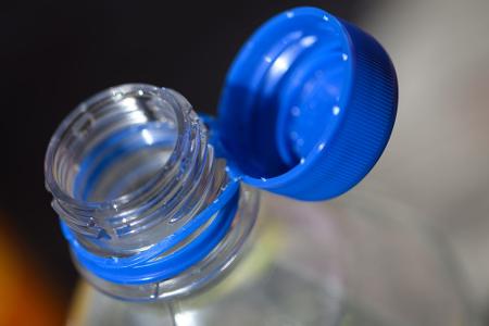 Tethered Caps sind Verschlüsse, die fest mit der Verpackung verbunden sind und auch nach dem Öffnen dort befestigt bleiben. (Archivbild) Tethered Caps sind Verschlüsse, die fest mit der Verpackung verbunden sind und auch nach dem Öffnen dort befestigt bleiben. (Archivbild)